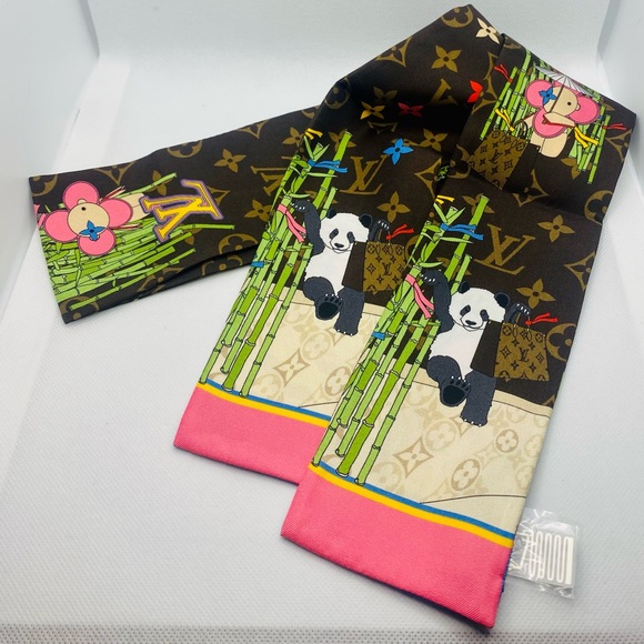 NEW Louis Vuitton Silk Monogram 2021 Vivienne Xmas Animation China Bandeau Scarf - Picture 2 of 9